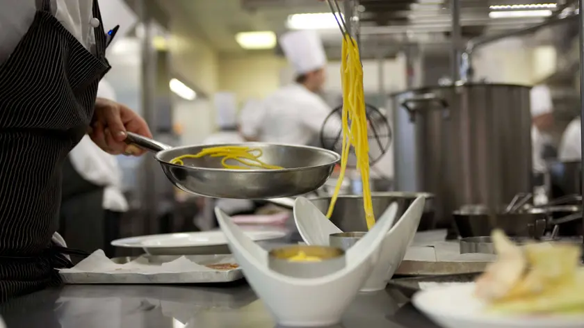 Foto generica della cucina di un ristorante.