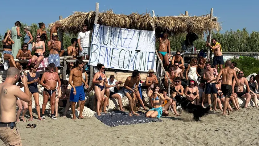 La mobilitazione contro l'abbattimento delle capannine ai Murazzi del Lido