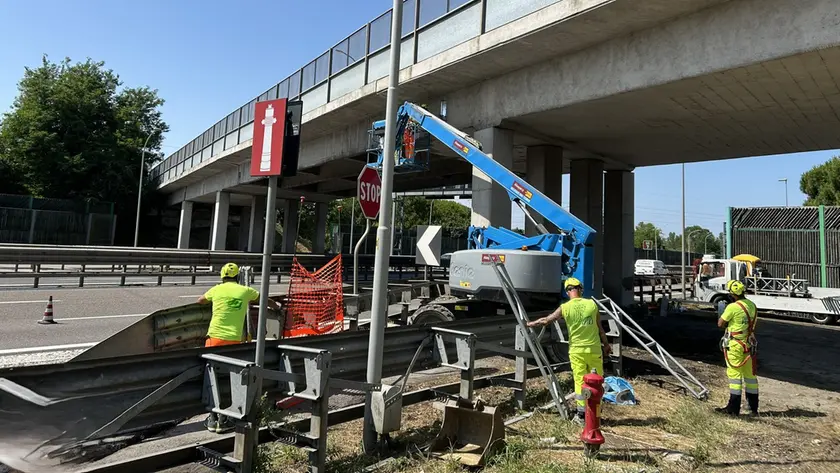 I lavori per la demolizione del cavalcavia Bottenigo
