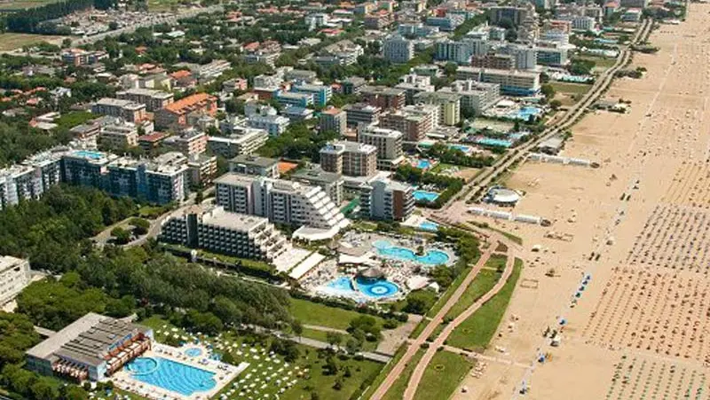La veduta dall’alto dell’arenile di Bibione. Ora si vuole aggiungere il nome della celebre frazione al nome di San Michele al Tagliamento