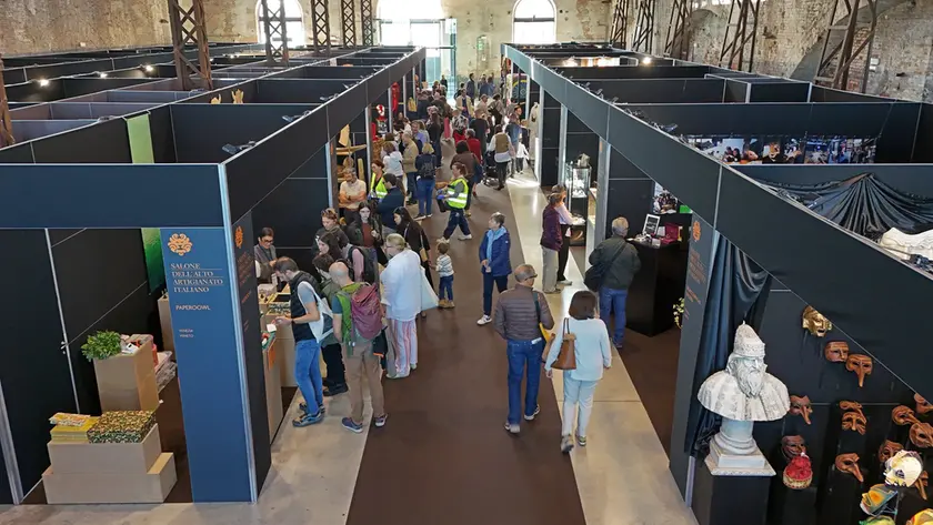 Gli stand dentro l'Arsenale