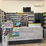 Giacomo Habli dietro al bancone della tabaccheria