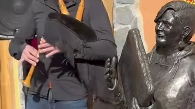 La statua dedicata a Rosa