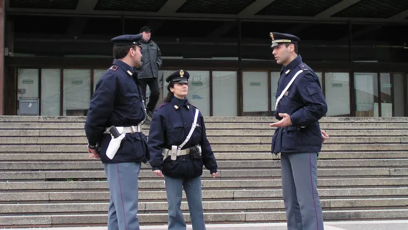 La polizia ferroviaria davanti alla stazione dei trebi di Venezia