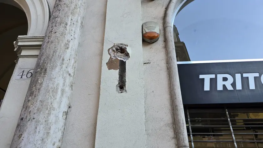 Il portabandiera divelto all'esterno della sede della Regione Veneto a Roma