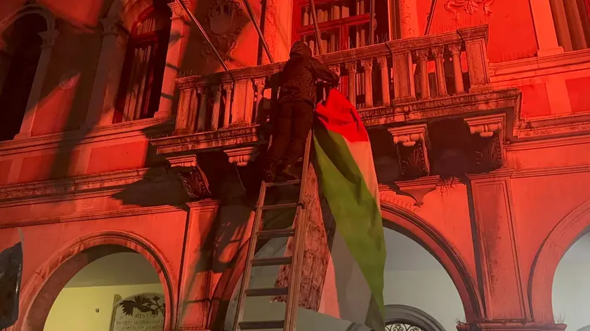 Il manifestante che ha appeso la bandiera della Palestina sul Municipio di Mestre