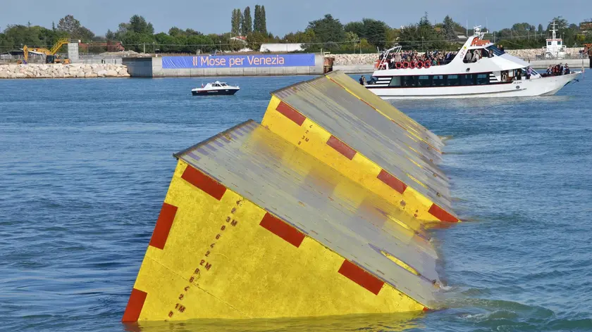 Le barriere del Mose in azione: si alzano con maree superiori a 110 centimetri
