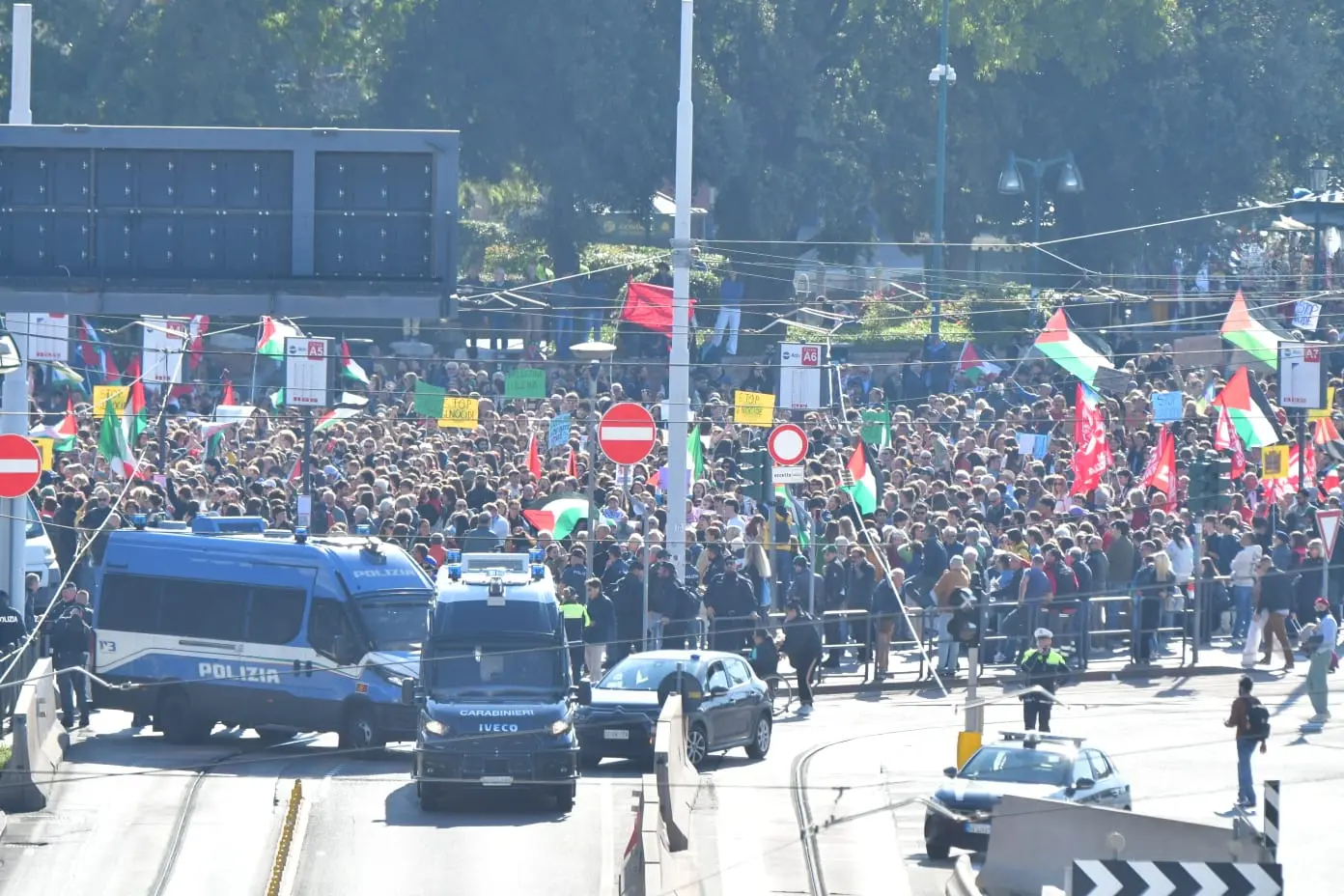 I manifestanti in piazzale Roma bloccati dalla polizia (foto Matteo Tagliapietra/Interpress)
