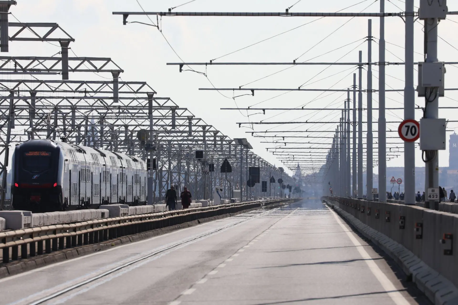 Il ponte della Libertà deserto causa manifestazione (foto Lorenzo Pòrcile)