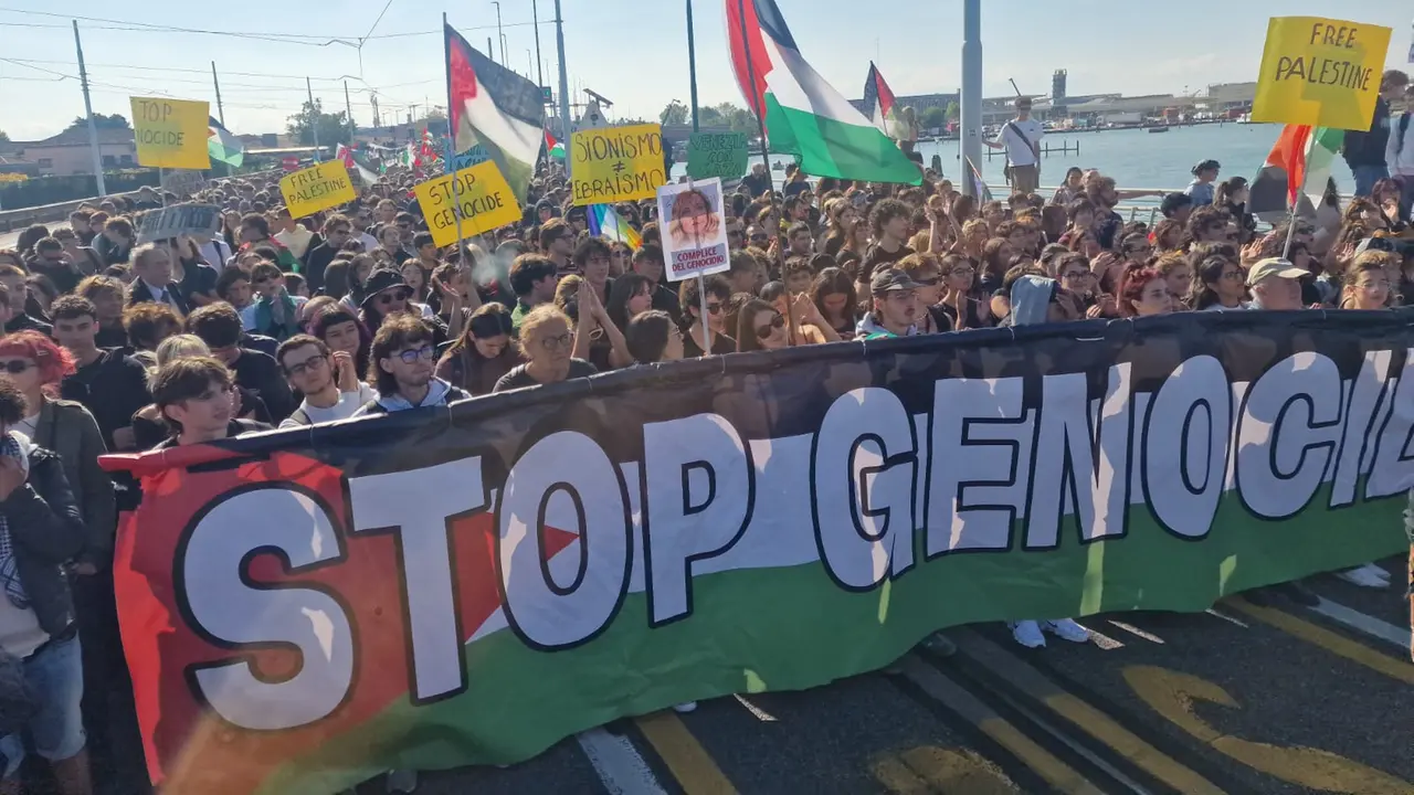 Il corteo sul ponte della Libertà (foto Matteo Tagliapietra/Interpress)