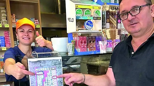 I gestori del locale Velox Pizza con il biglietto vincente