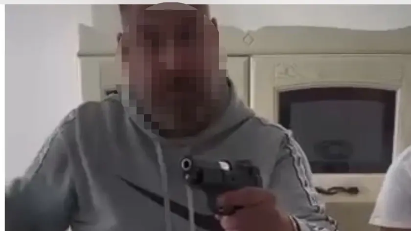 Un fermo immagine del video con la pistola