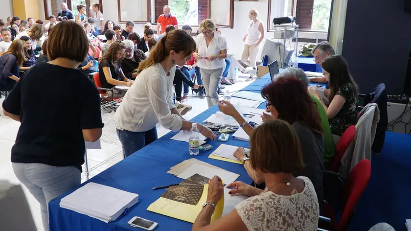 Commissari e candidati durante un concorso pubblico per la scuola (foto d’archivio)