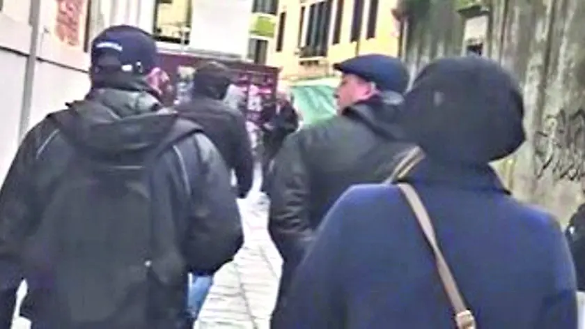 Un fotogramma della video-diretta che ha messo in fuga i borseggiatori all’Accademia
