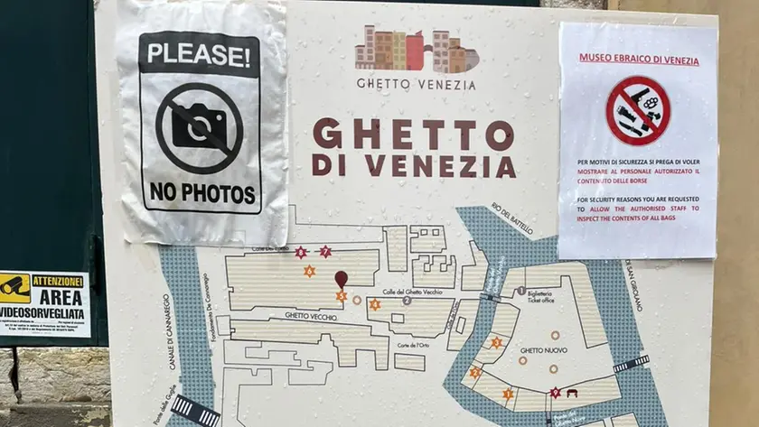 Il cartello con le indicazioni di sicurezza al Ghetto
