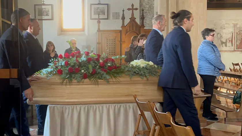 Un momento del funerale di Luca Romanin, morto 26 anni dopo l'incidente sugli sci