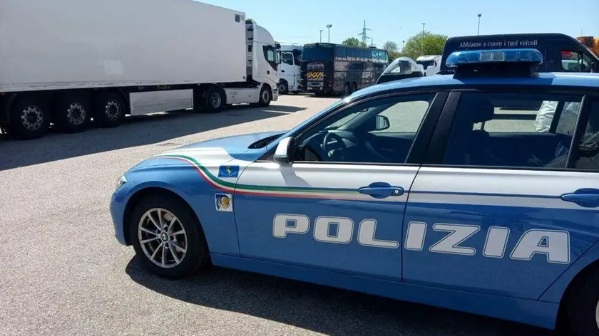 La polizia stradale ha trovato la pala gommata rubata nascosta dietro la merce