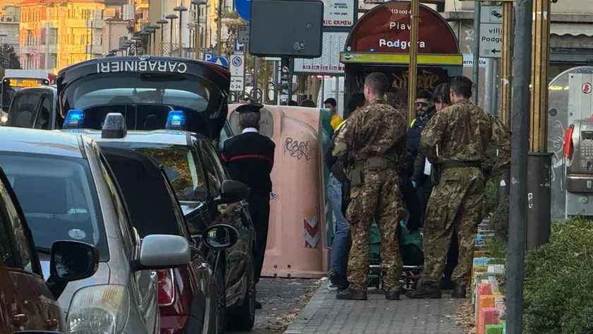 I militari presenti sul posto hanno provato a soccorrere l'uomo colpito da un malore (foto di Lorenzo Pòrcile)