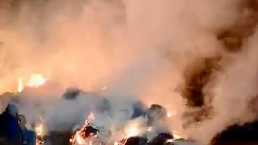 Il fieno distrutto dalle fiamme