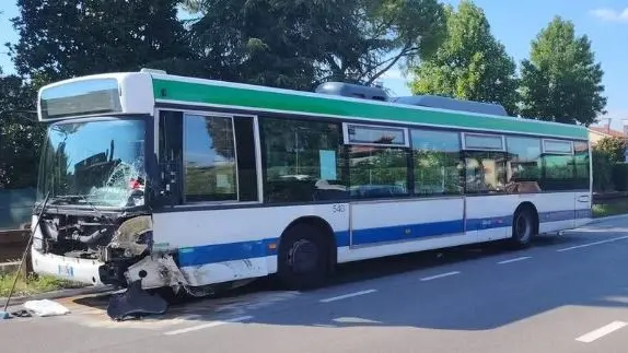 Il bus contro il quale si è scontrata l'auto