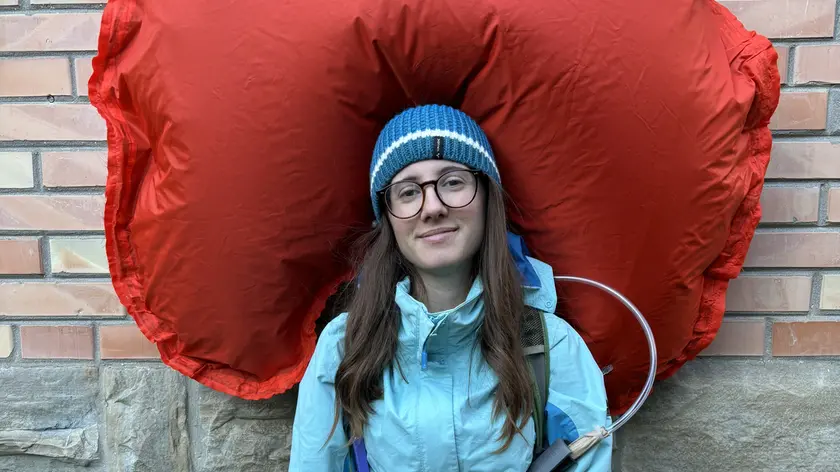 Isabella Campana con il prototipo di Nivor sulle spalle