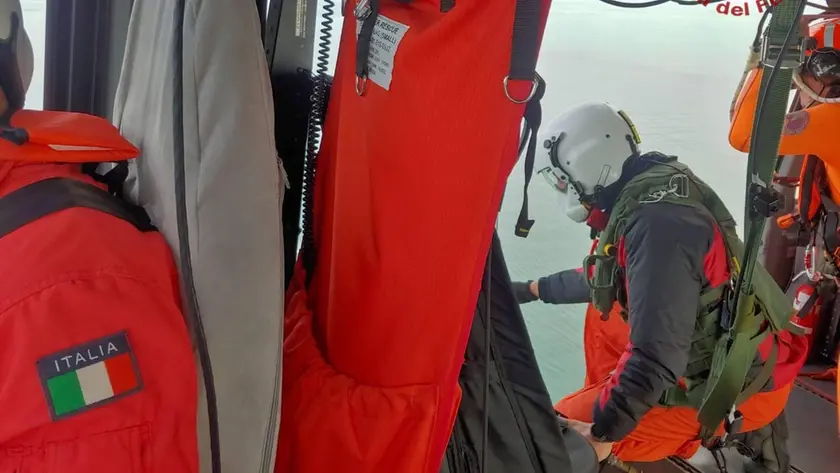 I vigili del fuoco impegnati nel recupero del pescatore che ha accusato il malore