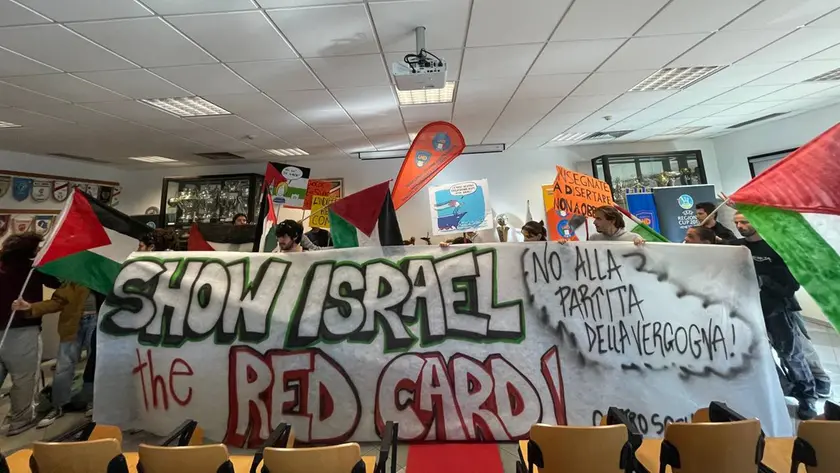 I giovani del centro sociale Rivolta e del collettivo Pandora chiedono alla Figc di non giocare contro Israele