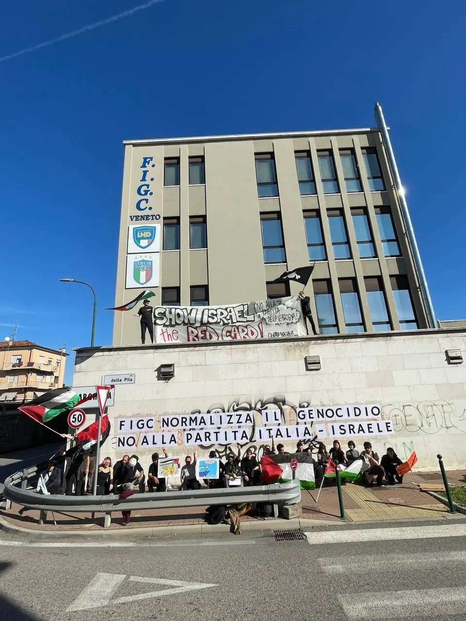 Lo striscione appeso dai manifestanti fuori dalla sede veneta della Figc
