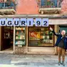 Il libraio Giovanni Pellizzato davanti alla Toletta a Venezia