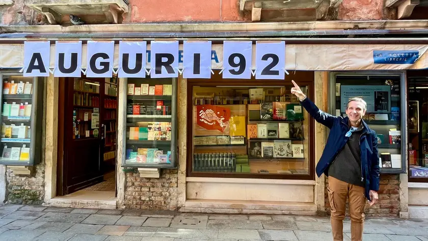 Il libraio Giovanni Pellizzato davanti alla Toletta a Venezia