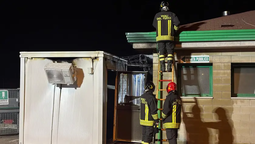 I pompieri al lavoro a Ponte Crepaldo (foto Bortoluzzi)