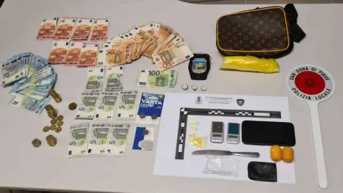 Il giovane usava la stanza d'hotel come base logistica per lo spaccio