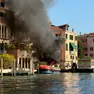 La barca ibrida andata a fuoco a Venezia