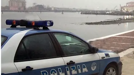 Ruba un portafogli in banca e poi lo riporta: arrestato