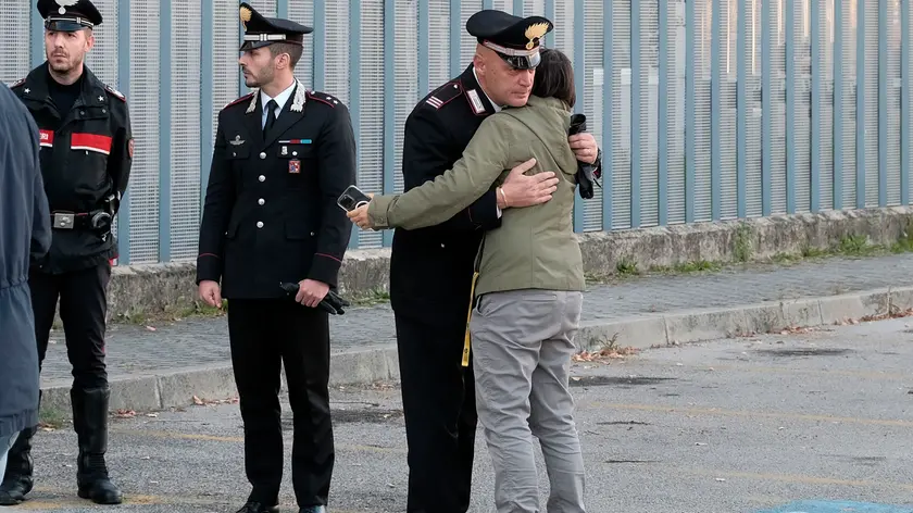 L’abbraccio in via Rismondo a Padova tra il maresciallo maggiore Lorenzo Viel e una carabiniera, collega dei militari morti (foto Agenzia Bianchi)