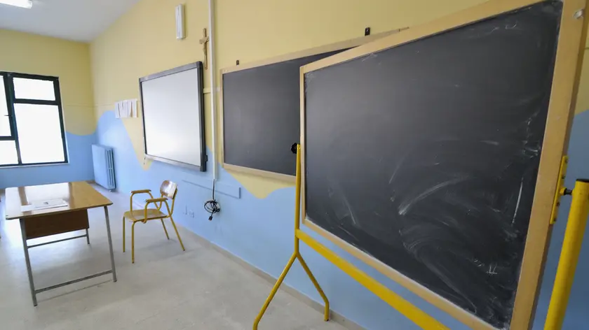 Un'aula scolastica. Professore denunciato da due studentesse