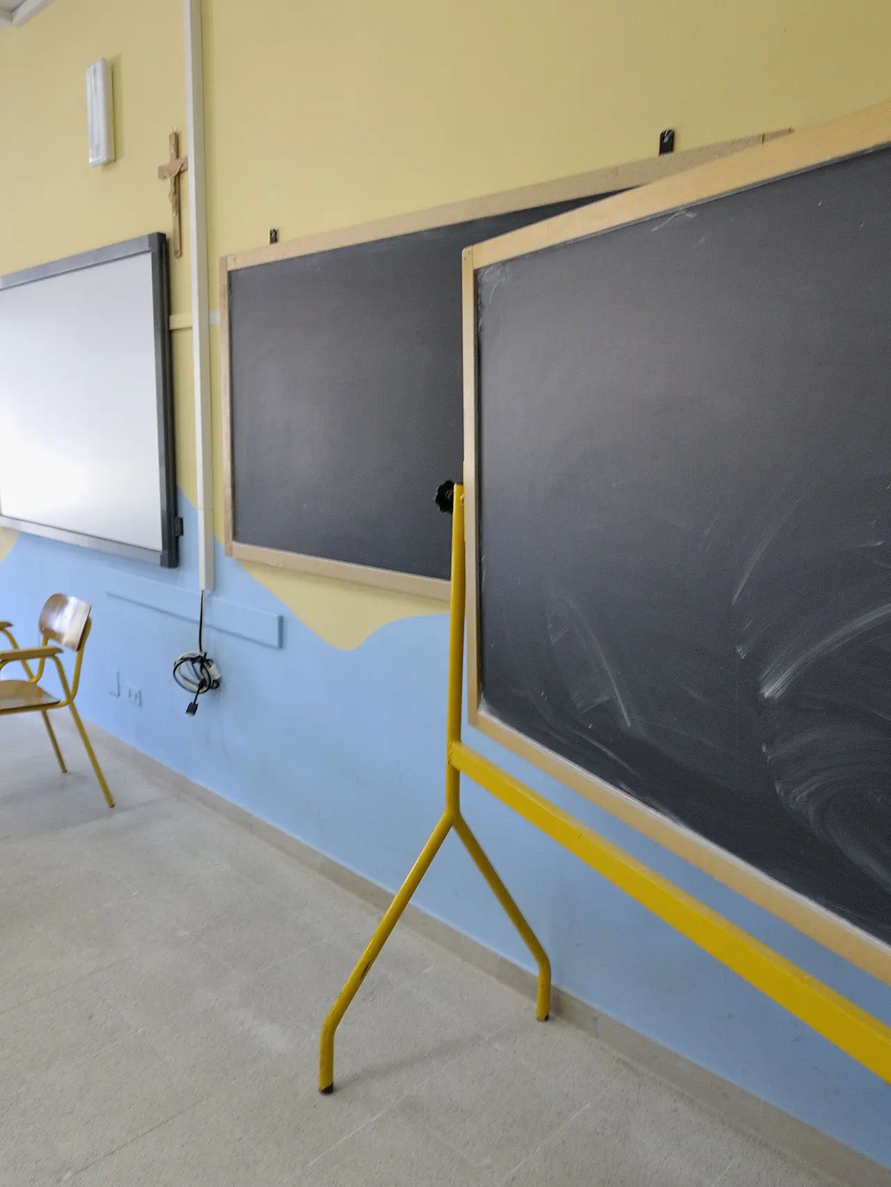 Un'aula scolastica. Professore denunciato da due studentesse
