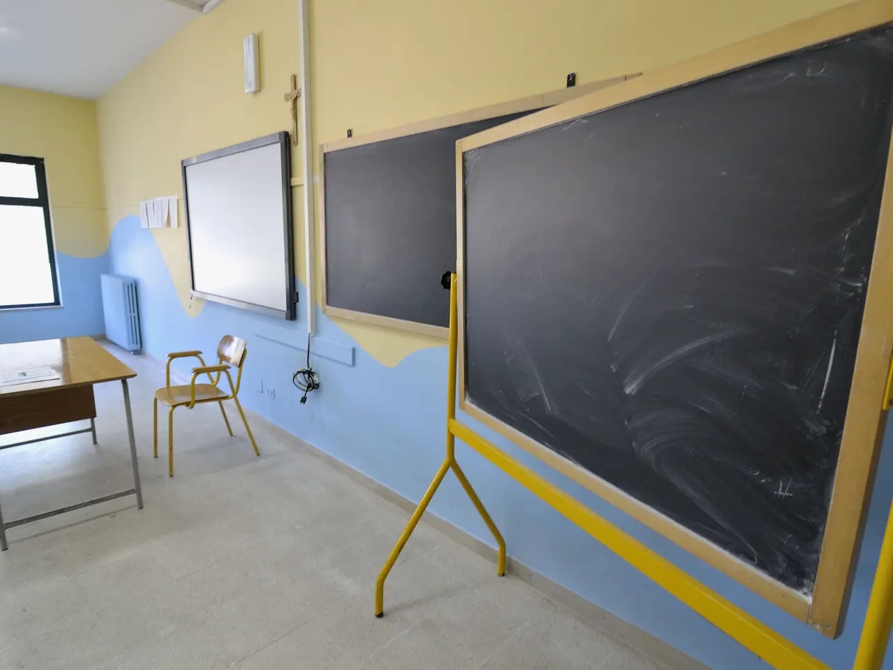 Un'aula scolastica. Professore denunciato da due studentesse