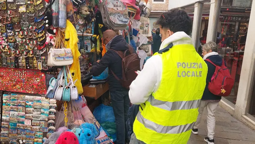 Un blitz della polizia locale