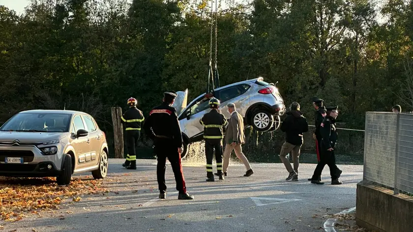 Il recupero dell'auto nel Sile
