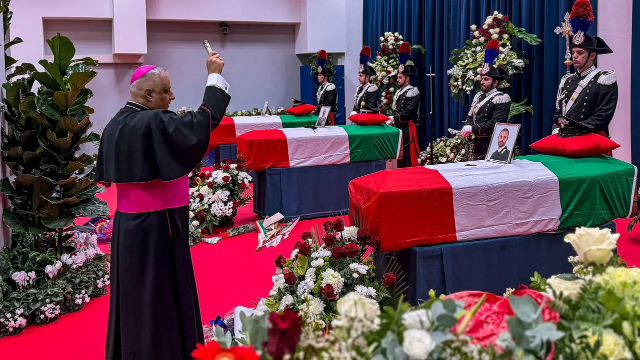 La benedizione dei feretri da parte dell’ordinario militare, monsignor Gian Franco Saba