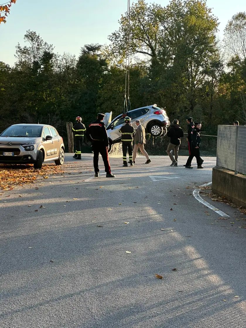 L'auto recuperata nel Sile a Silea