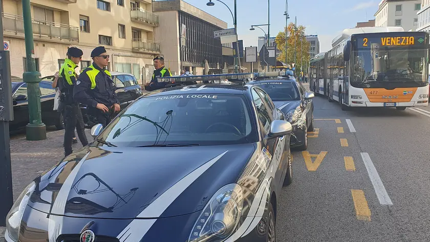 Due pattuglie della polizia locale a Mestre