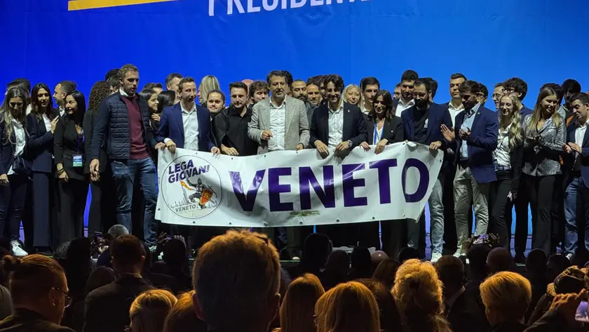 Leader e dirigenti della Lega sul palco del Geox di Padova al termine della presentazione della candidatura di Stefani