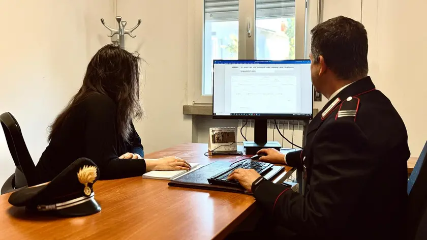 La donna era dai carabinieri per denunciare il marito