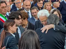 L'abbraccio di Mattarella ai parenti dei tre carabinieri uccisi nella strage di Castel d'Azzano