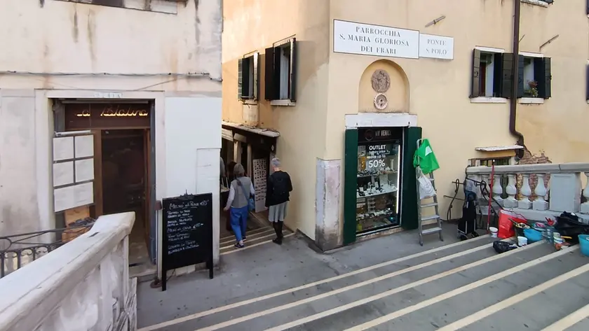 Il ponte di San Polo ripulito dai graffiti