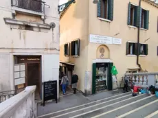 Il ponte di San Polo ripulito dai graffiti