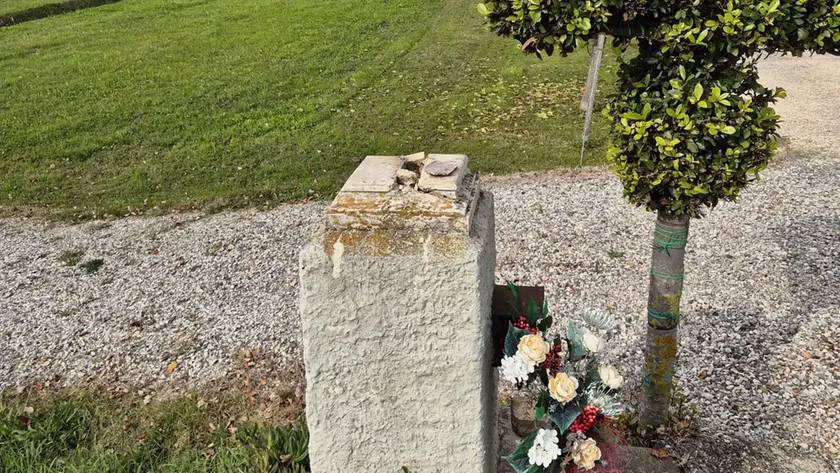 Il cippo dove si trovava il crocifisso in via Cristo Re a Jesolo