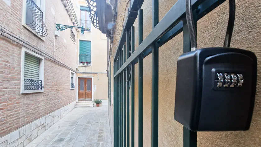 Stangata sugli affitti brevi nella manovra di bilancio: la risposta da Venezia